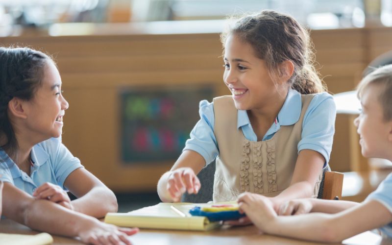 Dạy trẻ quy tắc giao tiếp - Vun đắp chuẩn mực và sự tử tế 9 Khi trẻ biết lắng nghe, trẻ sẽ có thể tiếp nhận những thông tin đầy đủ để có thể phản hồi và giao tiếp một cách thông minh cùng đối phương