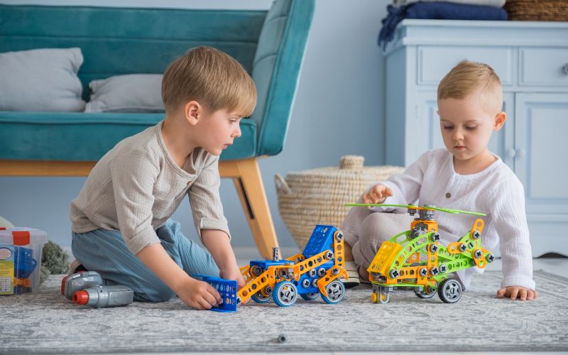 Dạy trẻ tăng động giảm chú ý cùng 9 kinh nghiệm "VÀNG" 10 Hãy giúp trẻ phát triển ít nhất là một tình bạn thân thiết, giúp trẻ sắp xếp và tổ chức các cuộc đi chơi và hoạt động với bạn bè