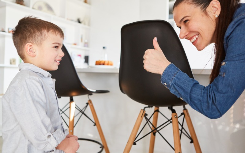 Dạy trẻ tăng động giảm chú ý cùng 9 kinh nghiệm "VÀNG" 9 Bố mẹ hãy khen ngợi trẻ nhiều hơn để trẻ cảm thấy mình là một đứa trẻ có ích và cố gắng làm những điều tốt để được khen thưởng