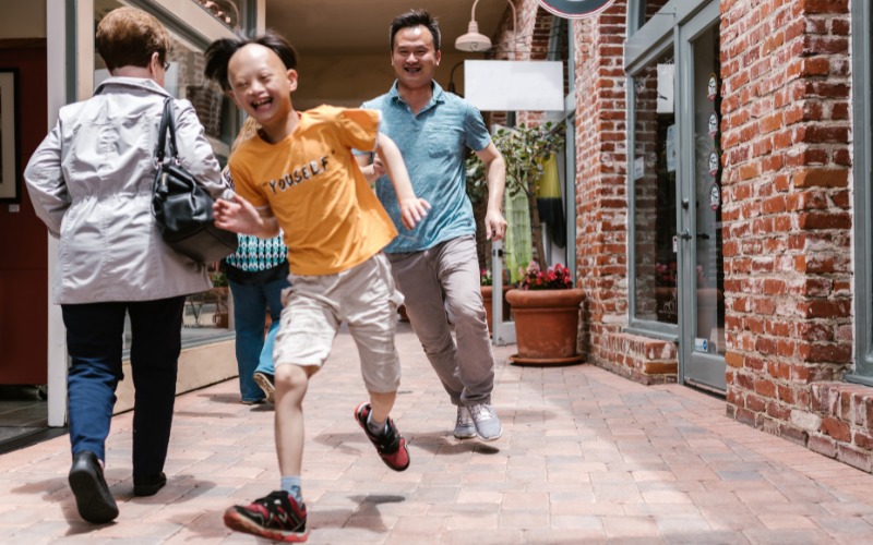 Dạy trẻ tăng động giảm chú ý cùng 9 kinh nghiệm "VÀNG" 3 Trẻ mắc chứng ADHD sẽ có những triệu chứng giảm chú ý và hành vi tăng động quá mức