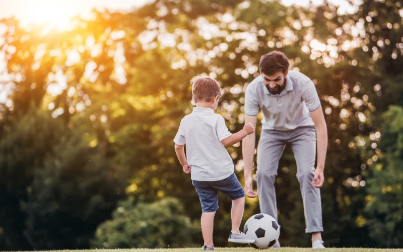 Dạy trẻ tăng động giảm chú ý cùng 9 kinh nghiệm "VÀNG" 7 Chơi bóng giúp bé tập luyện vận động, tăng cường sức khỏe, giải phóng các năng lượng dư thừa, điều chỉnh lại cảm xúc và giảm hiếu động, nghịch ngợm