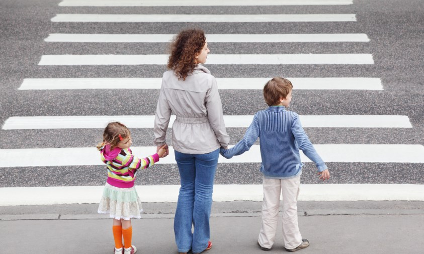 Dạy trẻ băng qua đường giao thông an toàn và đúng cách 