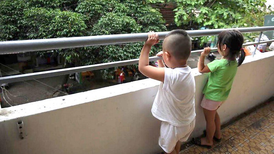 Lan can là một trong rất nhiều vị trí đặc biệt nguy hiểm với trẻ nhỏ