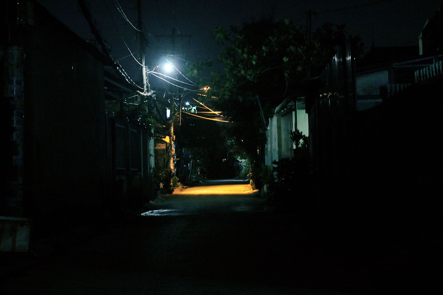 Nhắc trẻ không được chơi trong hẻm tối một mình 