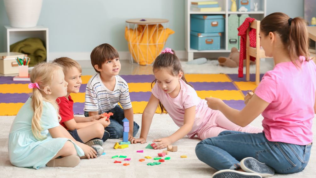 Trẻ cần phải học cách tổng hợp các ý kiến và thông tin từ nhiều nguồn khác nhau để có thể đưa ra quyết định và lập luận phản biện