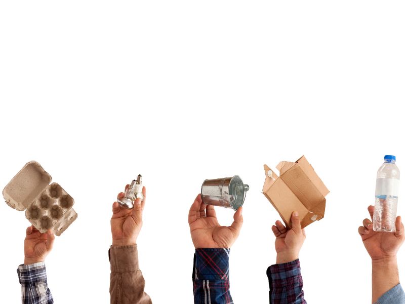 Tái chế lại rác thải vừa giúp con rèn luyện khả năng sáng tạo và góp phần giảm thiểu ô nhiễm môi trường