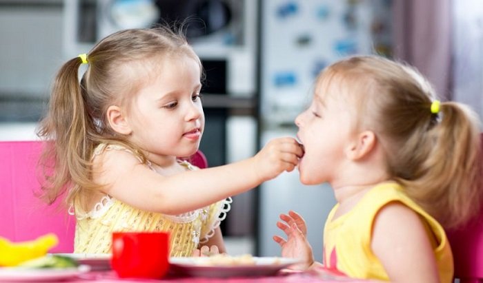 Anh em trong nhà chia sẻ với nhau từ những thứ nhỏ nhặt nhất.