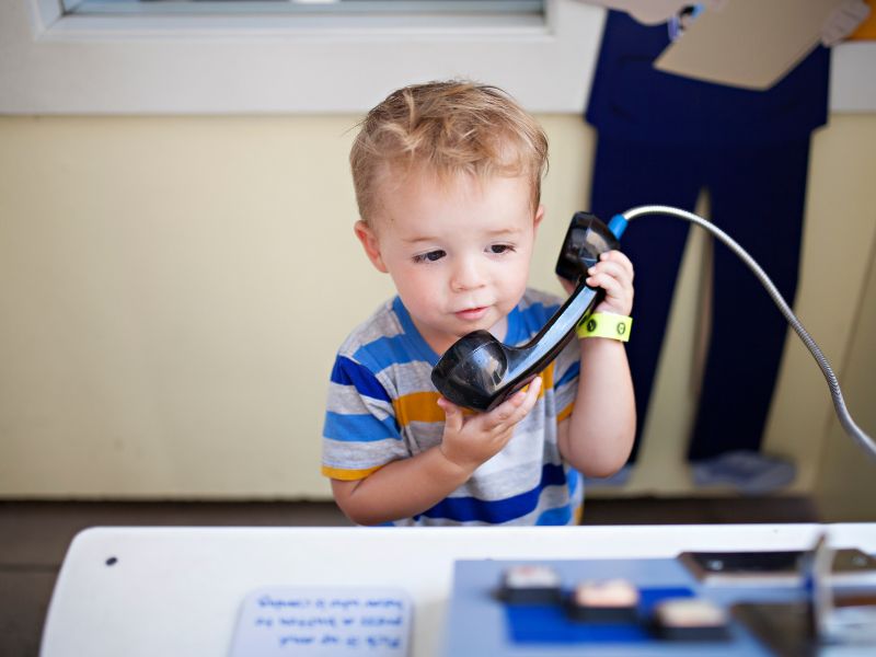 Hãy dạy con yêu thương anh em bằng cách để các con dành nhiều thời gian giao tiếp và tương tác với nhau