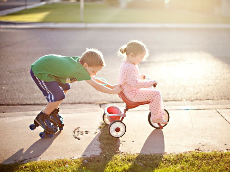 Bố mẹ nhấn mạnh tầm quan trọng của mối quan hệ tình yêu thương anh em.