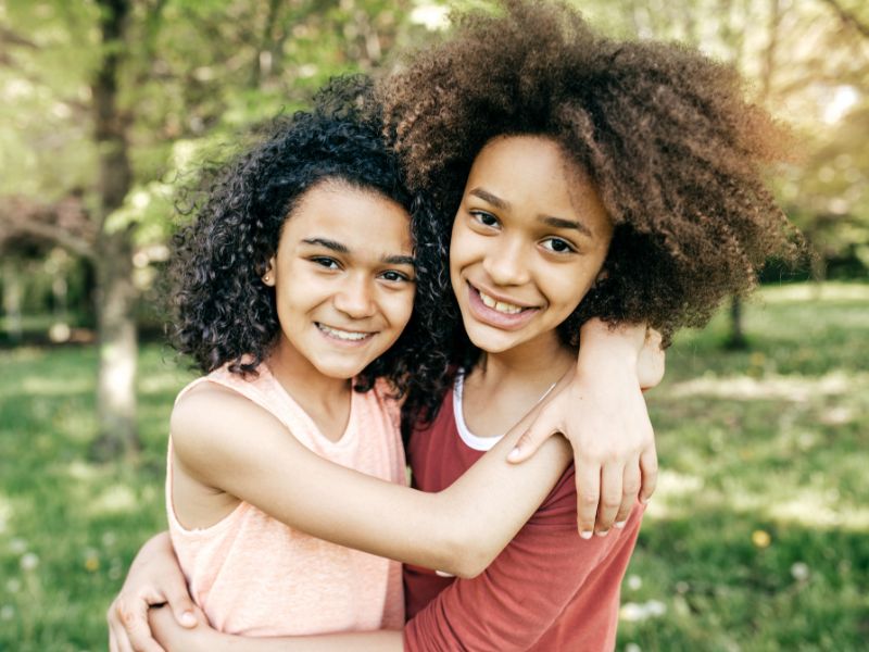 Anh em đoàn kết có thể vượt qua nhiều khó khăn trong cuộc sống.