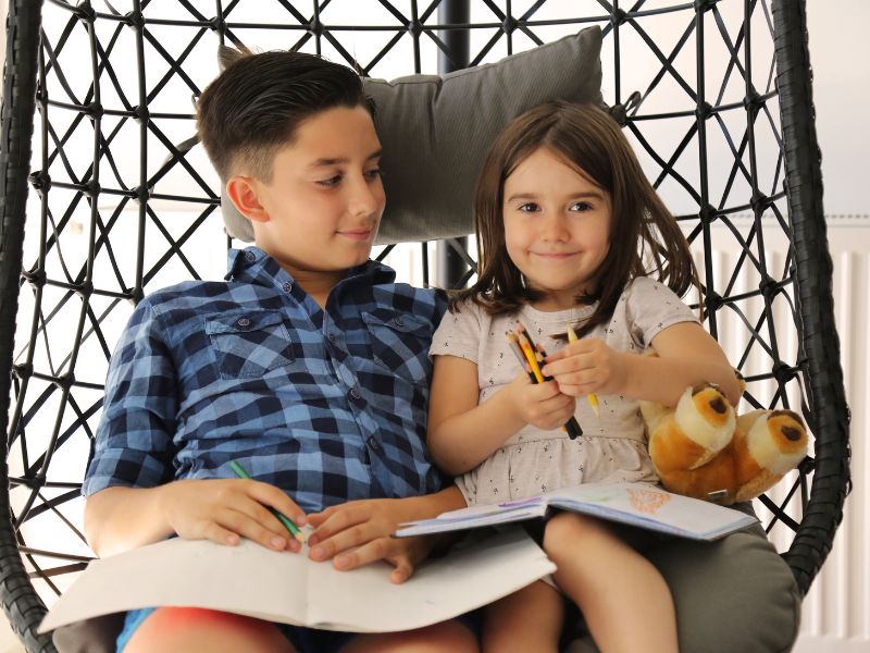 Dạy trẻ yêu thương anh chị em trong gia đình để các bé biết chăm sóc lẫn nhau.