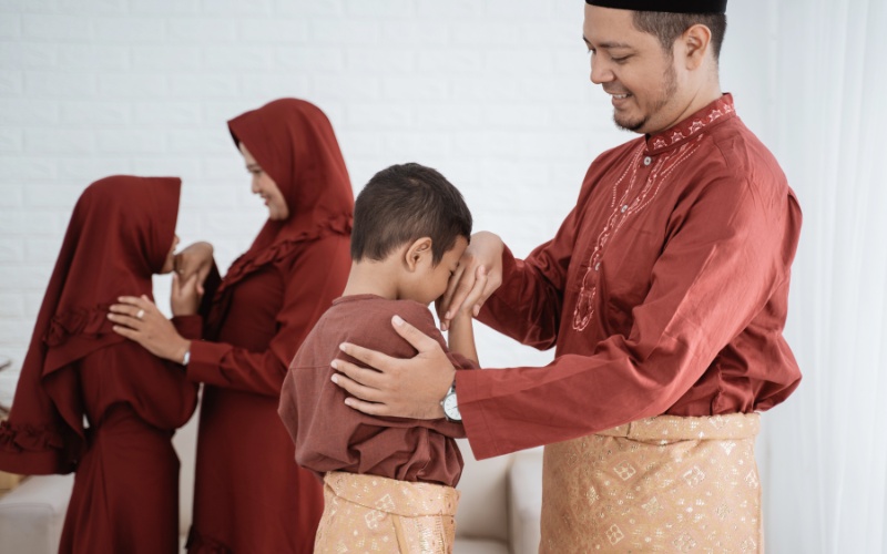 Trẻ em cư xử đúng mực và tôn trọng người lớn tuổi giúp phát triển kỹ năng xã hội, xây dựng giá trị đạo đức