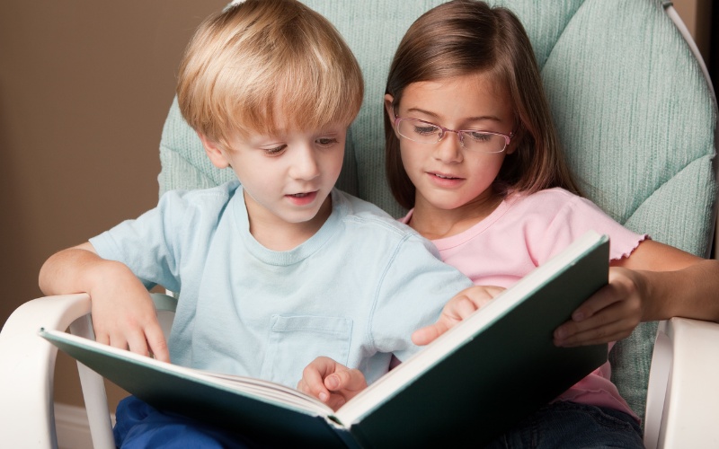 "Nghệ thuật" dạy trẻ yêu thương kính trọng người lớn 9 Trẻ rất thích đọc sách truyện, xem phim nên đây sẽ là cơ hội để bố mẹ dạy trẻ yêu thương kính trọng người lớn