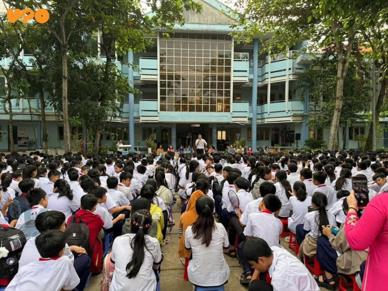 Các bạn trường THCS Nguyễn Khuyến hào hứng, chăm chú lắng nghe