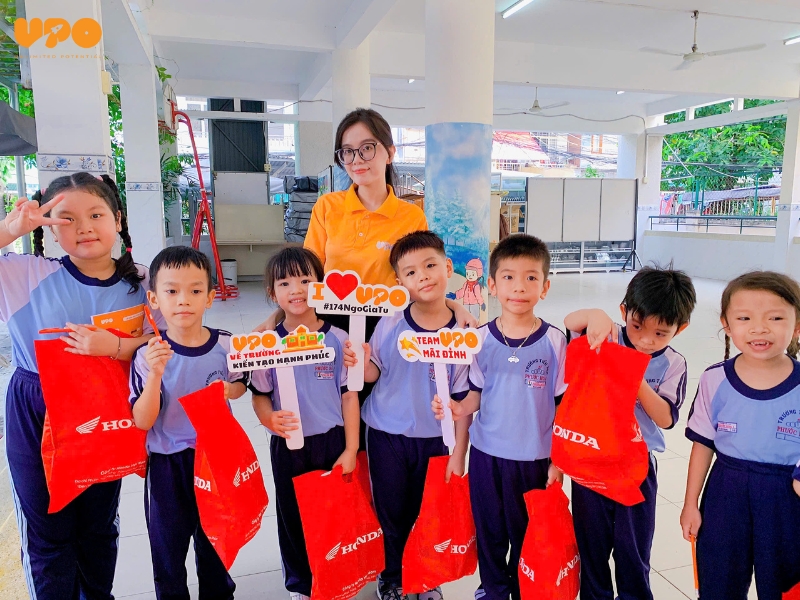 Các con được nhận rất nhiều quà khi tham gia ngoại khóa