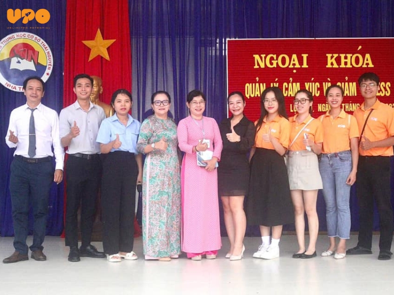 Đội ngũ UPO chụp ảnh kỷ niệm cùng thầy cô Giám Hiệu của trường