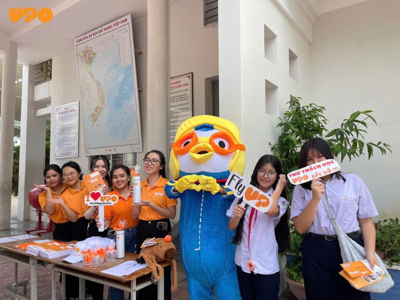 Hình ảnh các bạn nhỏ được nhận rất nhiều phần quà từ UPO khi tham gia ngoại khóa