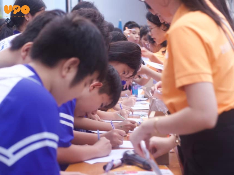 Các bạn học sinh đứng bốc thăm nhận quà từ anh chị UPO