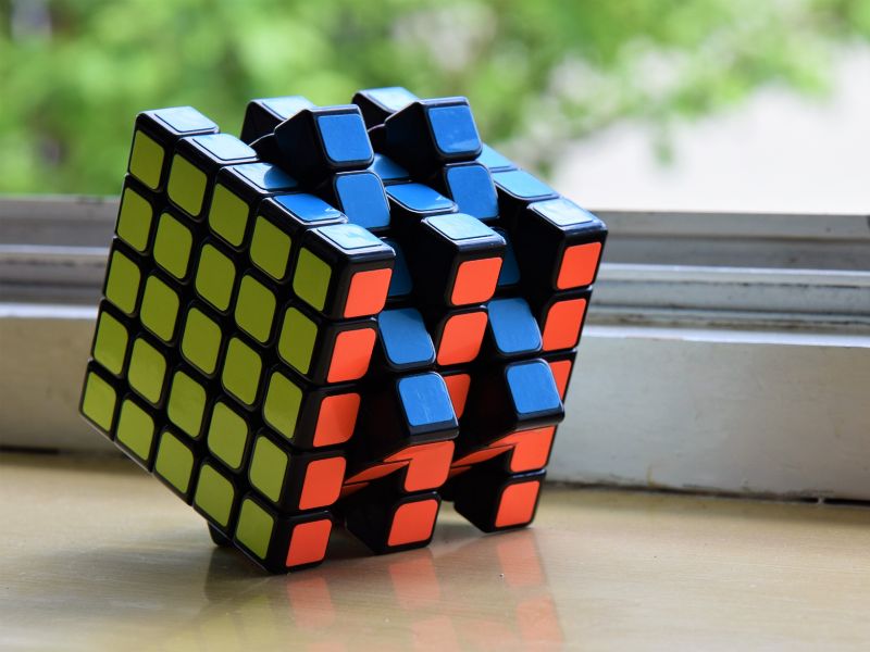 Khối Rubik là đồ chơi mà bé có thể chơi mọi lúc, mọi nơi với kích thước và kiểu dáng nhỏ gọn.