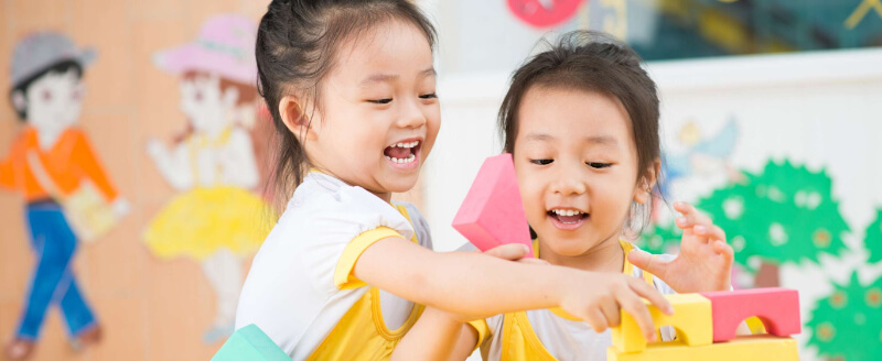 Giáo dục cảm xúc cho trẻ mầm non để con phát triển CÂN ĐỐI và LÀNH MẠNH 5 Các trò chơi cũng giúp con yêu nhận biết các loại cảm xúc.