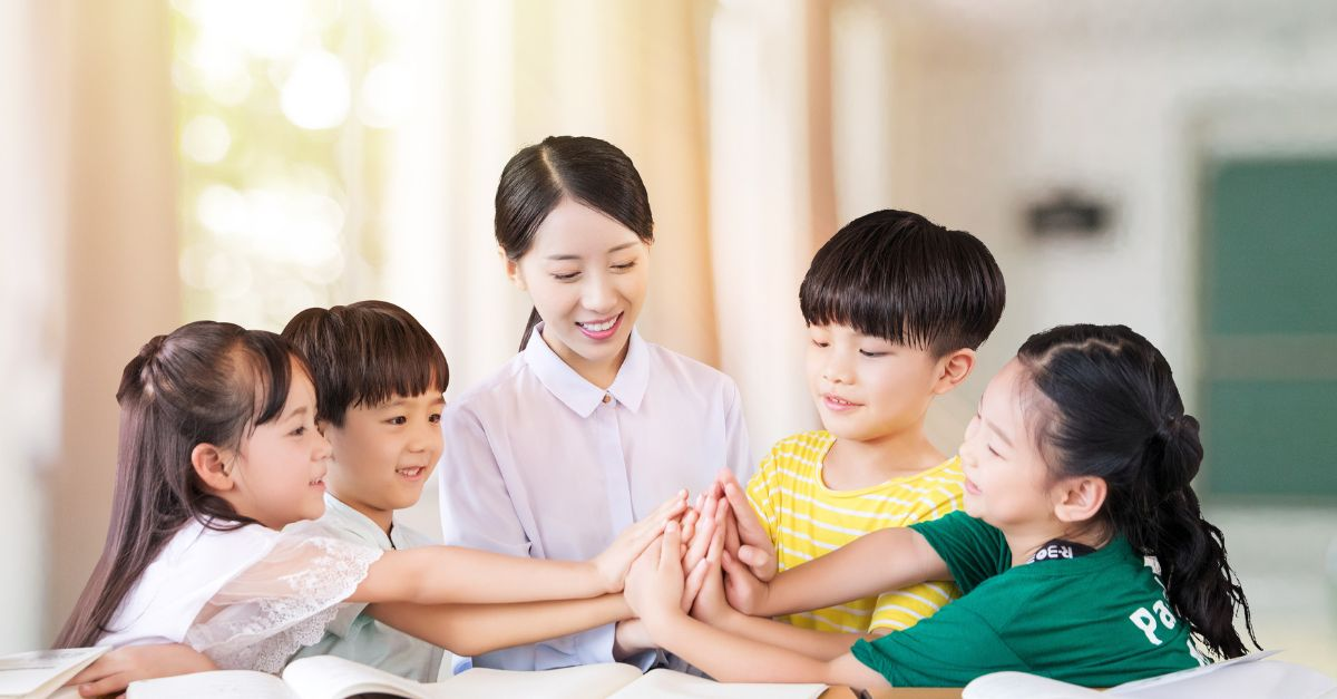 Giáo dục cảm xúc cho trẻ mầm non để con phát triển CÂN ĐỐI và LÀNH MẠNH 7 Dạy trẻ biết quan tâm tới cảm xúc của người khác cũng là phương pháp giáo dục cảm xúc cho trẻ mầm non