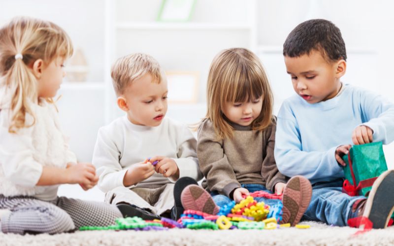 Ba mẹ và thầy cô cũng có thể lồng ghép những bài học về tình thương người, về đời sống hàng ngày vào các trò chơi, các câu chuyển để bé dễ tiếp thu