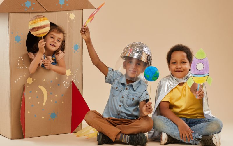 Giáo dục năng lực cảm xúc ở trẻ mầm non chia thành 5 nhóm năng lực chính, những nhóm năng lực này có mối tương quan về nhận thức, cảm xúc và hành vi