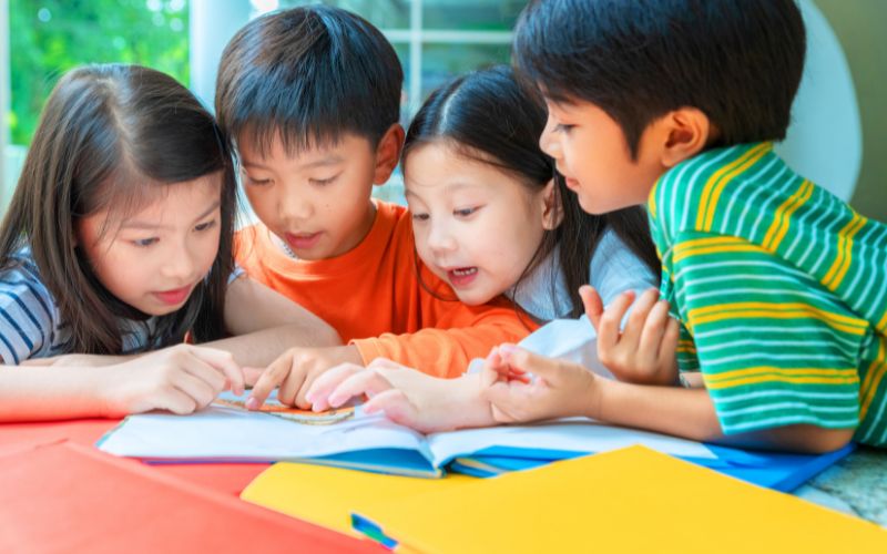 Giáo dục cảm xúc xã hội giúp mọi người nâng cao được kỹ năng, phát triển bản thân và tạo được mối quan hệ tốt với mọi người xung quanh