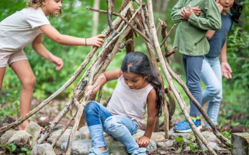 Khi làm việc nhóm, các bé có cơ hội tiếp xúc với nhiều bạn bè đồng trang lứa, cùng chia sẻ và học thêm những kiến thức khác từ mọi người