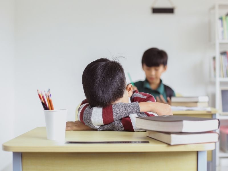 Việc chơi game liên tục hoặc thức xuyên đêm khiến cơ thể không nghỉ ngơi được đầy đủ, gây tình trạng mệt mỏi, ngủ gật