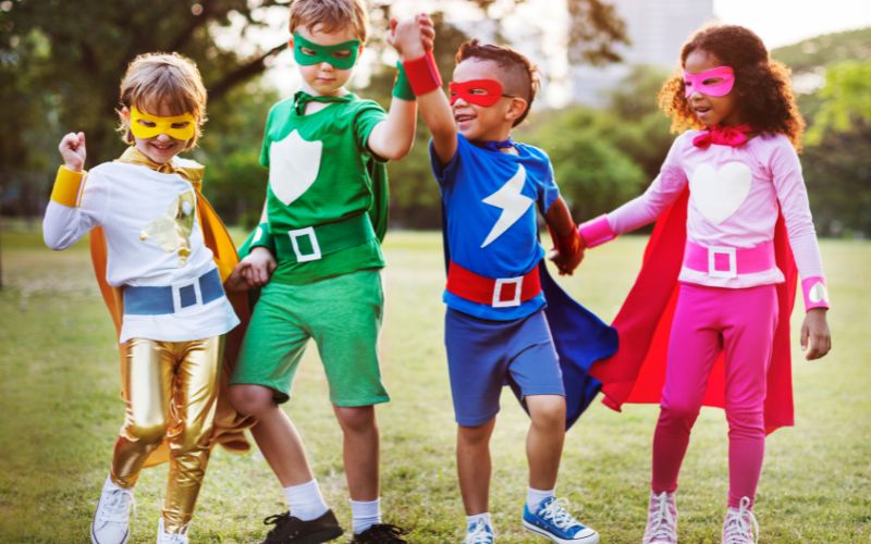 Bố mẹ hãy dạy trẻ tự tin vào bản thân với các bạn cùng trang lứa nhưng tuyệt đối không so sánh trẻ