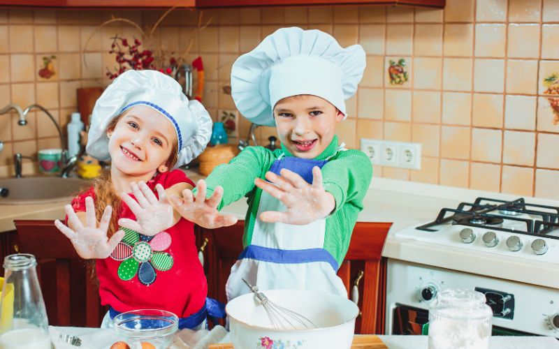 Để bé hỗ trợ ba mẹ trong một số việc đơn giản để bé tự tin và tạo động lực cố gắng