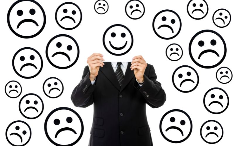 Ba mẹ hãy dành chút thời gian để động viên, khích lệ, giúp trẻ tự tin và có suy nghĩ lạc quan để phấn đấu vì các mục tiêu của mình