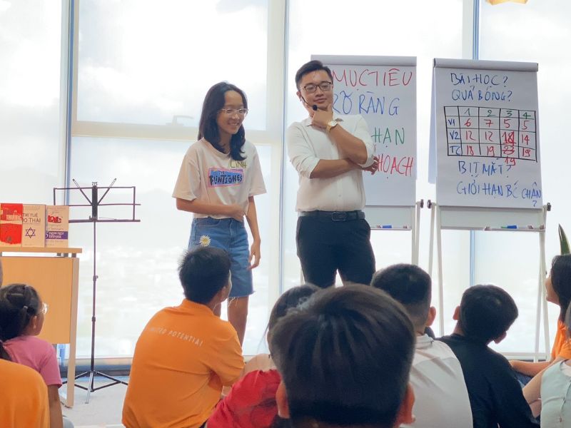 15+ cách giúp trẻ tự tin trong giao tiếp để TOẢ SÁNG 15 Các bạn trẻ được thỏa sức thể hiện bản thân, tự tin diễn thuyết trước đám đông