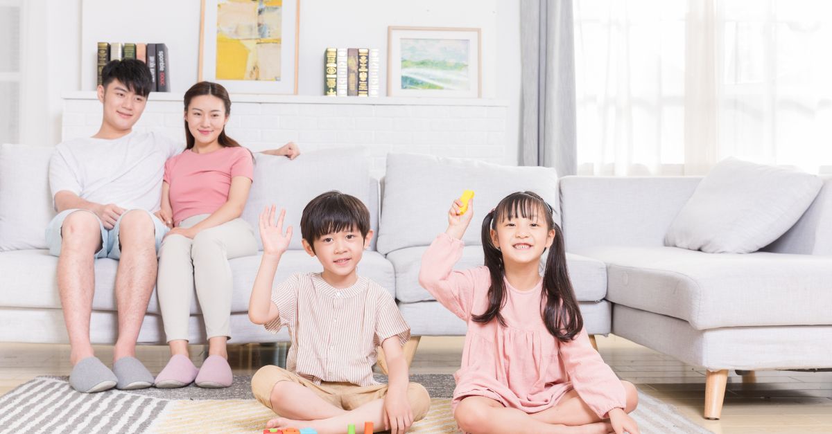 15+ cách giúp trẻ tự tin trong giao tiếp để TOẢ SÁNG 2 Ba mẹ giúp trẻ phân biệt rõ tự tin và tự cao để phát triển kỹ năng giao tiếp tích cực