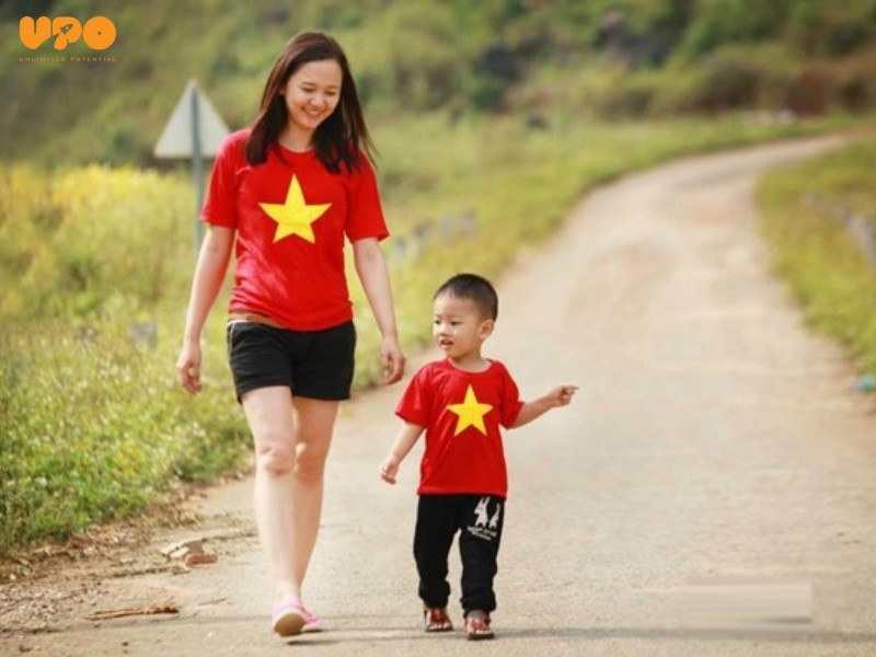 Đi bộ vào sáng sớm là một hoạt động hè vô cùng có lợi cho sức khỏe của trẻ