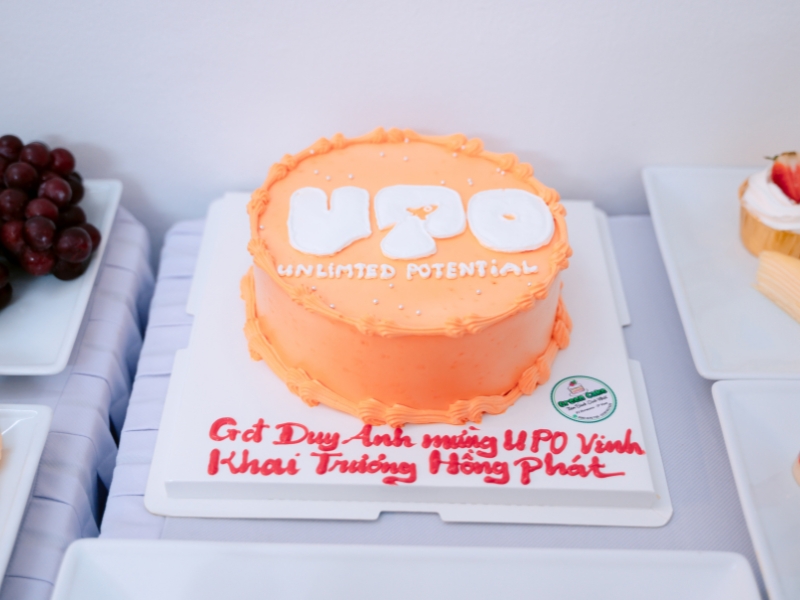 Phụ huynh gửi tặng bánh kem mừng khai chương chi nhánh UPO Vinh 