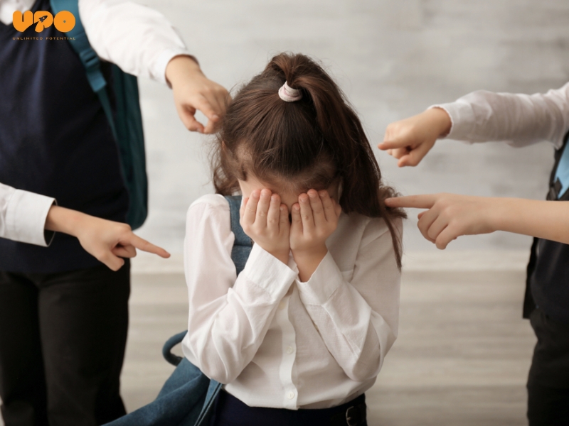 Những dấu hiệu tiền bạo lực như ánh nhìn không thiện cảm, trêu đùa quá khích, bị cô lập hoặc tẩy chay