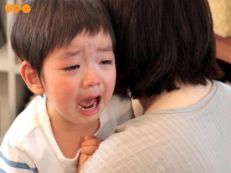 Khi con gặp phải tình huống khó khăn hoặc cảm thấy khó chịu, ba mẹ ôm con vào lòng