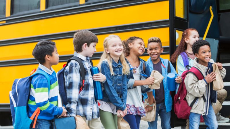 10+ kỹ năng giao tiếp CHỦ ĐẠO cho trẻ tiểu học TỰ TIN 1 Bé tiểu học cũng cần có kỹ năng giao tiếp để phát triển