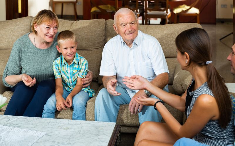 Dạy trẻ hỏi thăm sức khỏe những người lớn tuổi như cụ già, ông bà