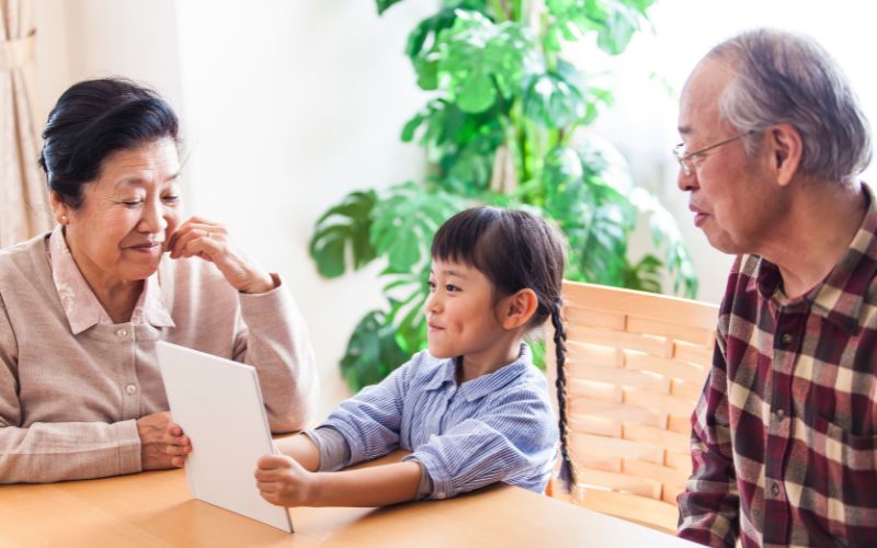 Bố mẹ hãy dạy con dùng kính ngữ ngay từ khi con còn nhỏ để trở thành một thói quen đối với con