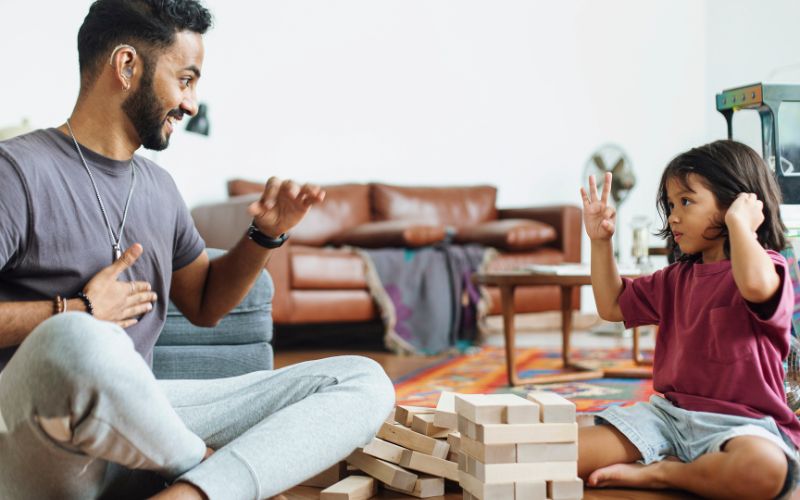 Dạy trẻ những cử chỉ tay thể hiện sự sự đồng ý 