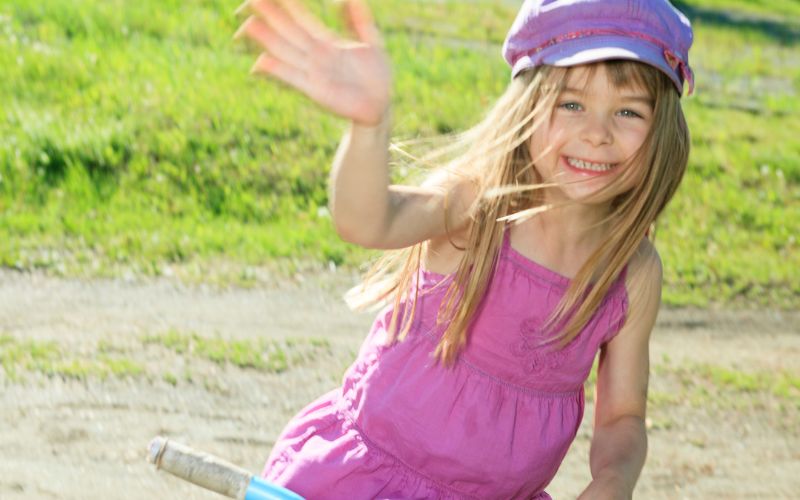 Chào hỏi sẽ là kỹ năng giao tiếp ứng xử cho trẻ mầm non đầu tiên nên học