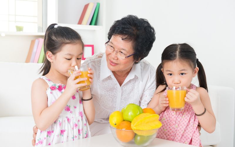 10+ kỹ năng giao tiếp CHỦ ĐẠO cho trẻ tiểu học TỰ TIN 2 Đối với những người lớn hoặc bất kỳ người nào xung quanh, bé cũng nên lịch sự, có thái độ tôn trọng, nói năng lễ phép