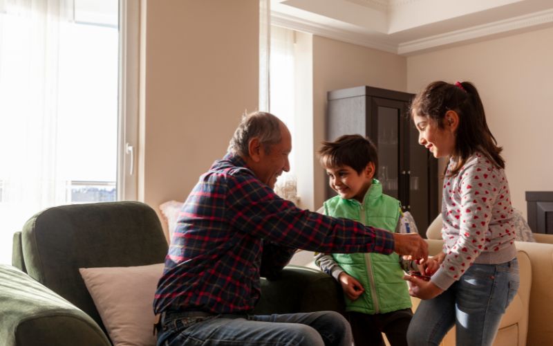 10+ kỹ năng giao tiếp CHỦ ĐẠO cho trẻ tiểu học TỰ TIN 3 Việc dùng kính ngữ còn cho thấy trẻ được dạy dỗ tốt, là đứa trẻ lịch sự, ngoan ngoãn