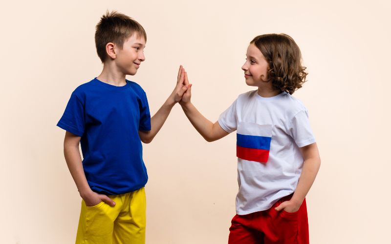 10+ kỹ năng giao tiếp CHỦ ĐẠO cho trẻ tiểu học TỰ TIN 6 Dạy cho trẻ về cách hỏi thăm, quan tâm người khác, vừa tăng được khả năng ứng xử và còn nâng cao mối quan hệ giữa bé với mọi người