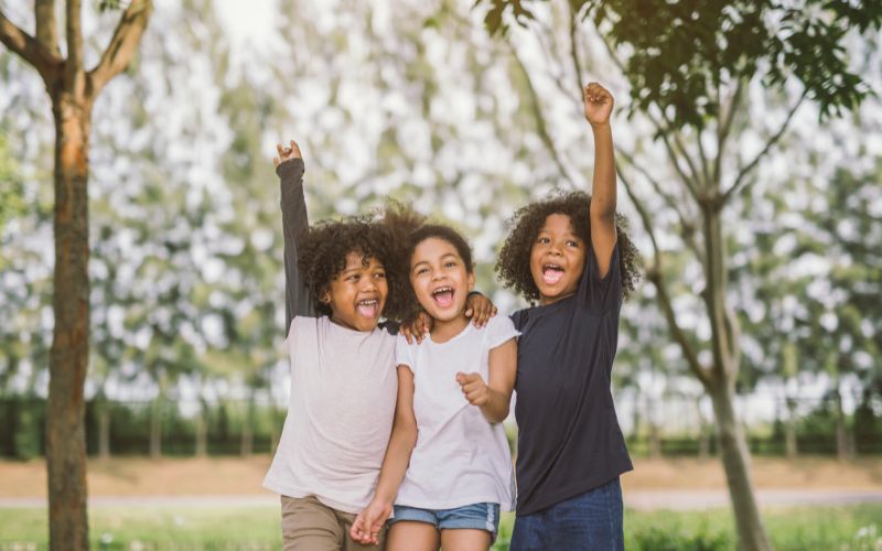 10+ kỹ năng giao tiếp CHỦ ĐẠO cho trẻ tiểu học TỰ TIN 7 Nhiều bé chưa có cơ hội tiếp xúc với nhiều người nên khi đứng trước đám đông sẽ sợ và chưa biết cách xử lý