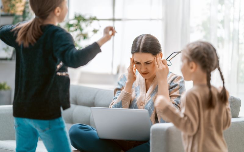 10+ kỹ năng giao tiếp CHỦ ĐẠO cho trẻ tiểu học TỰ TIN 8 Ba mẹ nên dạy bé biết cách giữ trật tự nơi đông người, không chạy nhảy, nô đùa, nói quá to gây ảnh hưởng đến người khác