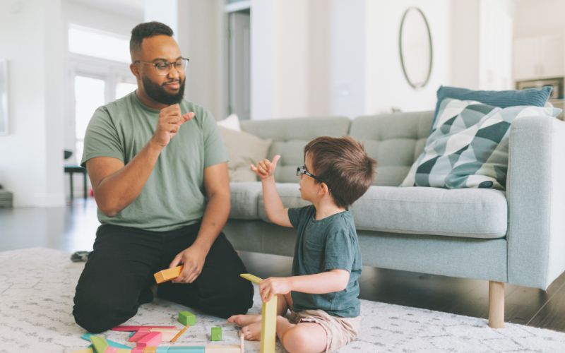 10+ kỹ năng giao tiếp CHỦ ĐẠO cho trẻ tiểu học TỰ TIN 9 Dạy con dùng các cử chỉ kèm theo để truyền đạt được cảm xúc, ý nghĩa của thông điệp muốn gửi gắm